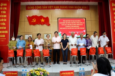 IMG Phước Đông và Giám đốc Sở Công Thương trao tặng nhà cho Nhà Đại Đoàn kết Tỉnh Long An