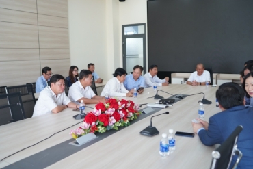 former permanent deputy prime minister   truong hoa binh visits phuoc dong port industrial park   port