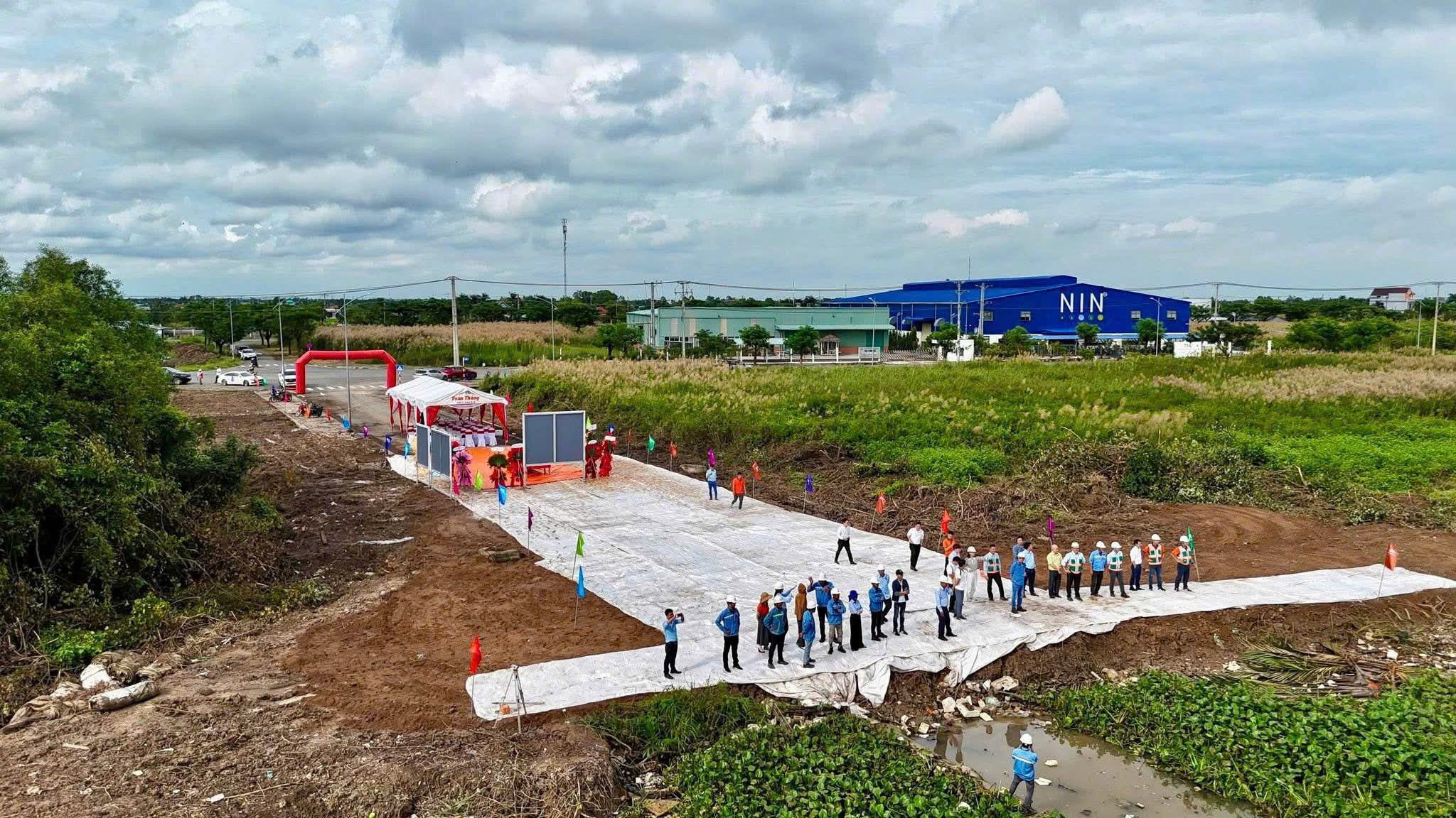 le khoi cong goi thau thi cong ke cu be tong du ung luc doan b8 ??c2  ?? buoc ngoac phat trien ha tang kcn cau cang phuoc dong