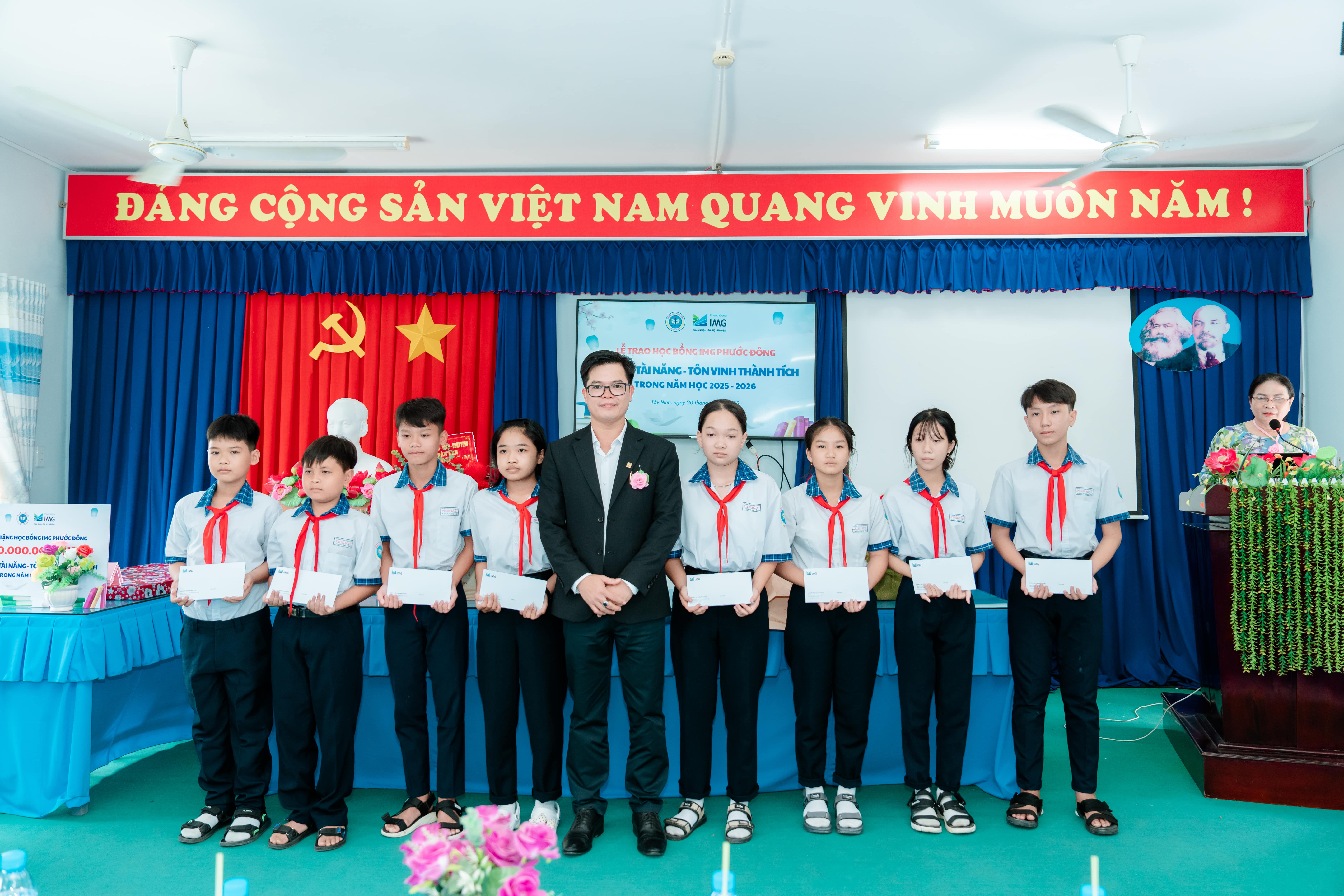 le trao hoc bong img phuoc dong nam hoc 2025 ??2026  tiep suc tai nang  ?? dong hanh cung giao duc dia phuong