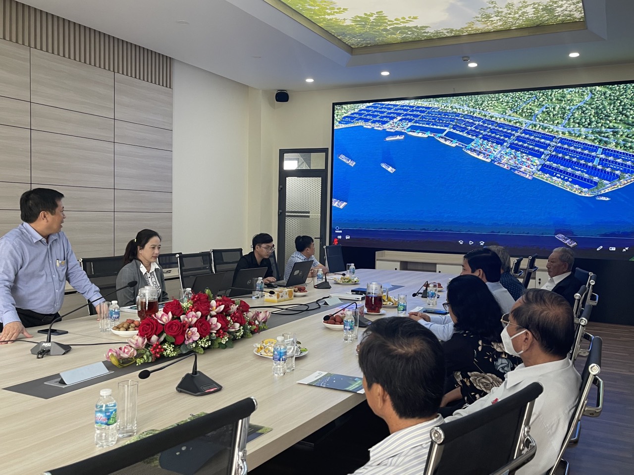 welcoming the delegation of leaders of can duoc district and former leaders of long an province to visit and work at phuoc dong wharf industrial park