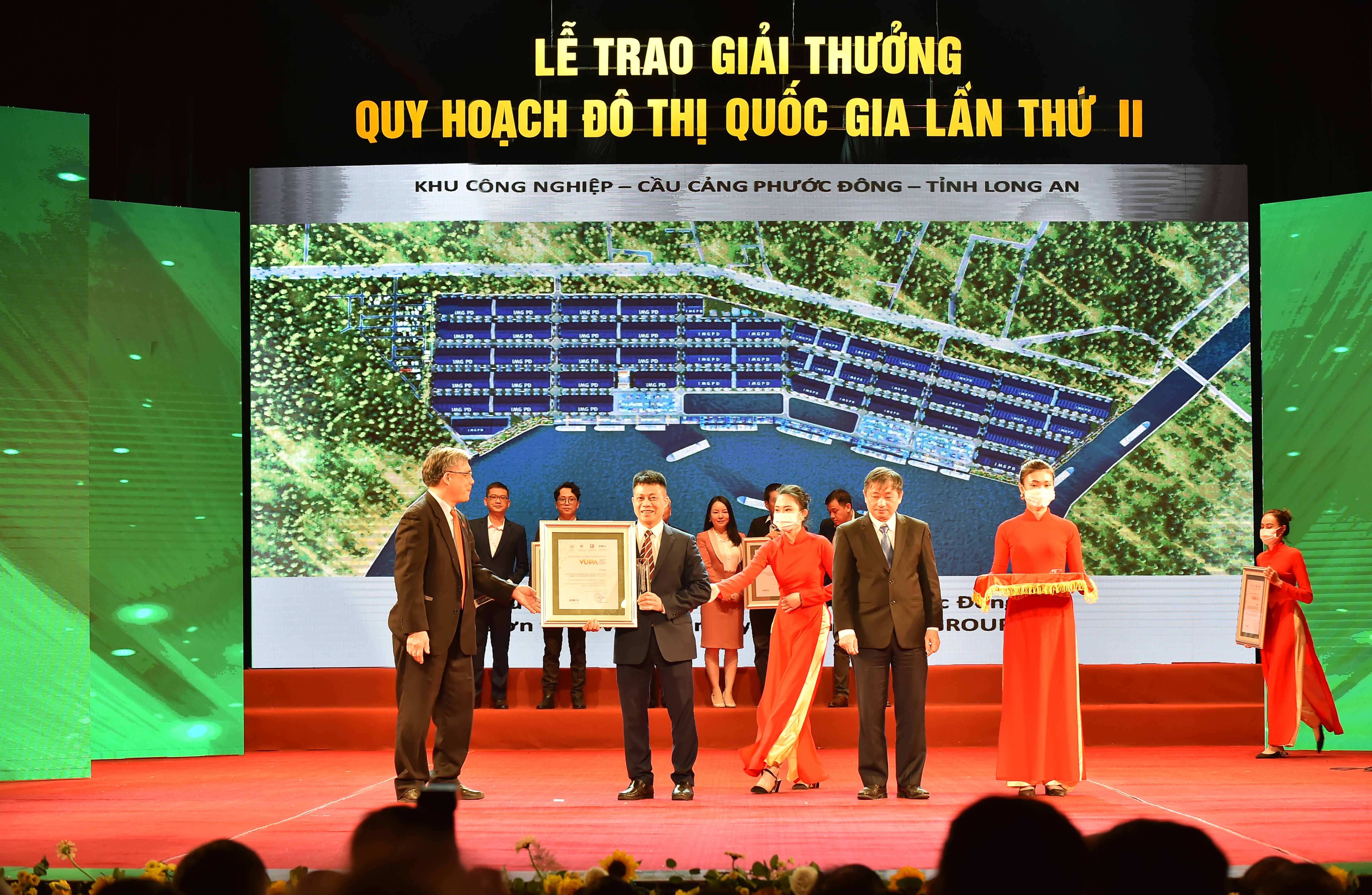 phuoc dong industrial park and port project excellently surpassed many other projects to be honored with the silver award at the 2nd national urban planning award ceremony 2020