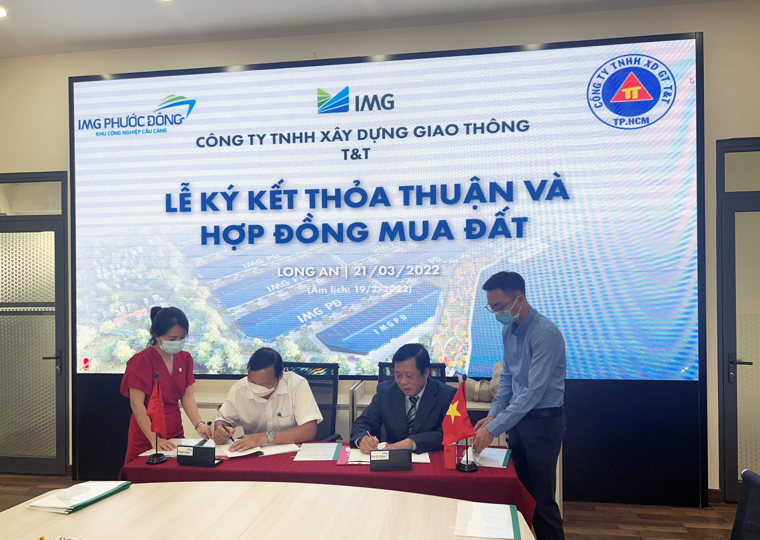 signing ceremony of agreement   land lease contract between img phuoc dong joint stock company and t t traffic construction company