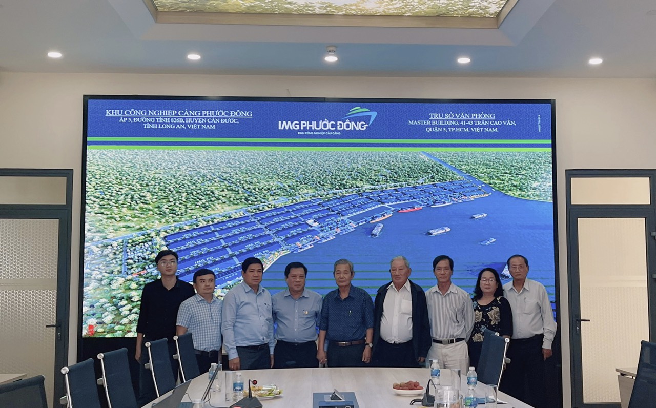 welcoming the delegation of leaders of can duoc district and former leaders of long an province to visit and work at phuoc dong wharf industrial park
