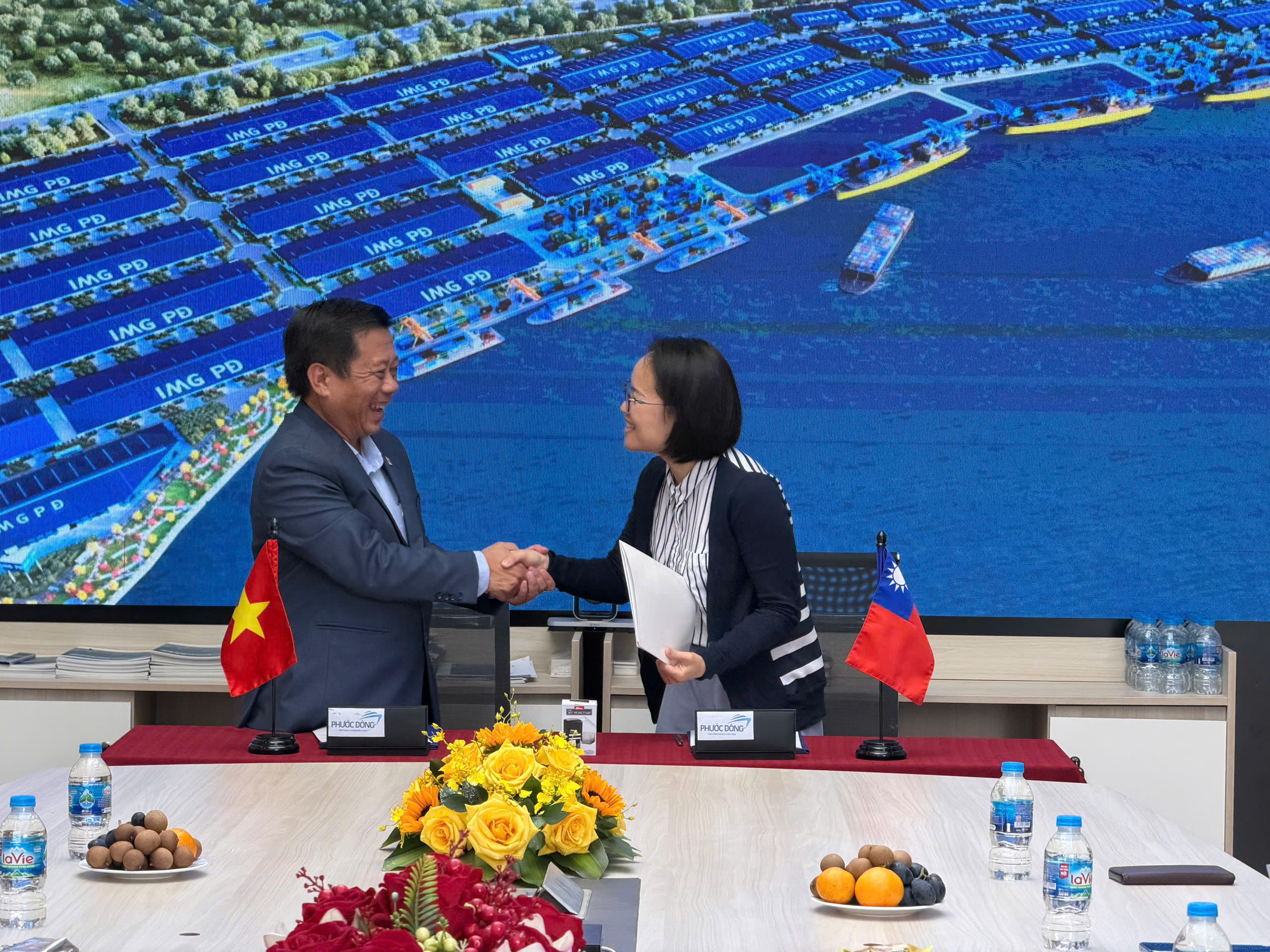 le ban giao giay chung nhan dang ky dau tu   giay chung nhan dang ky hoat dong chi nhanh